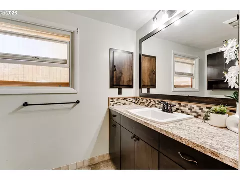 Bath - 280 Regal Ct, Eugene, OR 97401 photo 2 of 4