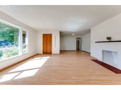 Living - 280 Regal Ct, Eugene, OR 97401 photo 3 of 12