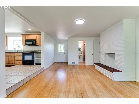Living - 280 Regal Ct, Eugene, OR 97401 photo 10 of 12