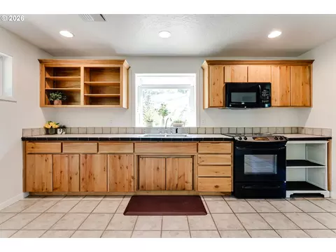 Kitchen - 280 Regal Ct, Eugene, OR 97401 photo 6 of 7