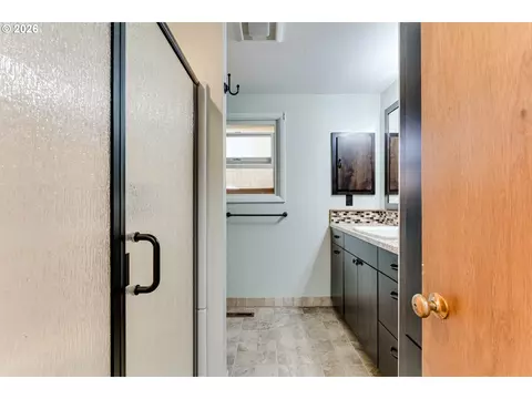 Bath - 280 Regal Ct, Eugene, OR 97401 photo 1 of 4