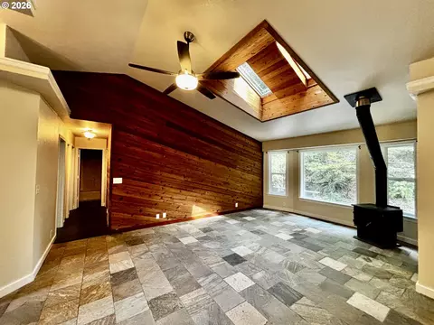 Living - 867 S 71st St, Springfield, OR 97478 photo 3 of 5