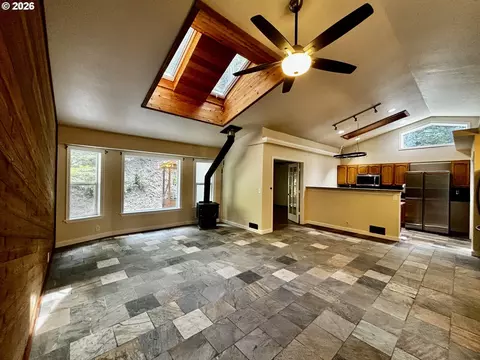 Living - 867 S 71st St, Springfield, OR 97478 photo 2 of 5