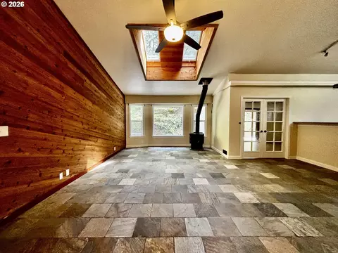 Living - 867 S 71st St, Springfield, OR 97478 photo 1 of 5