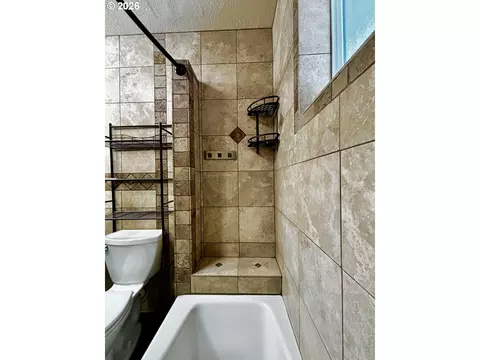 Bath - 867 S 71st St, Springfield, OR 97478 photo 3 of 4