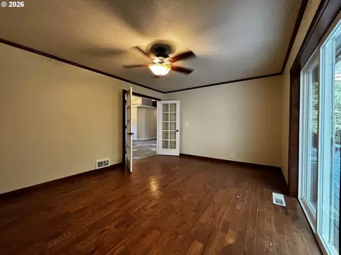 Living - 867 S 71st St, Springfield, OR 97478 photo 5 of 5