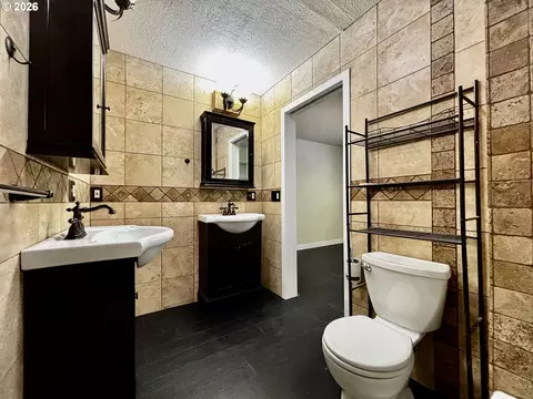 Bath - 867 S 71st St, Springfield, OR 97478 photo 2 of 4