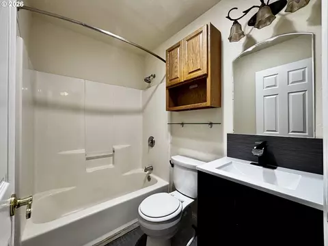 Bath - 867 S 71st St, Springfield, OR 97478 photo 4 of 4