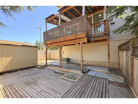 Exterior - 1703 NW Division St, Gresham, OR 97030 photo 12 of 18