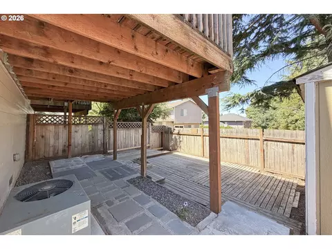 Exterior - 1703 NW Division St, Gresham, OR 97030 photo 11 of 18