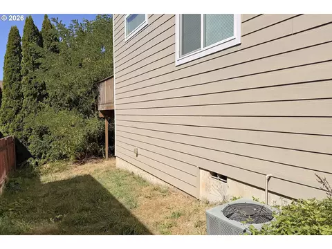 Exterior - 1703 NW Division St, Gresham, OR 97030 photo 13 of 18