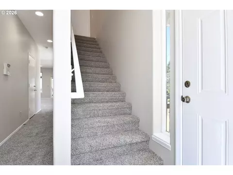 Entry Way - 1703 NW Division St, Gresham, OR 97030 photo 2 of 4