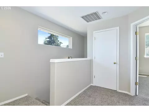 Entry Way - 1703 NW Division St, Gresham, OR 97030 photo 3 of 4