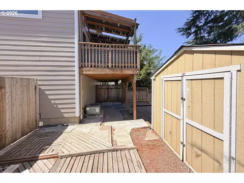 Exterior - 1703 NW Division St, Gresham, OR 97030 photo 9 of 18