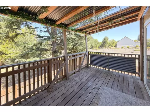 Exterior - 1703 NW Division St, Gresham, OR 97030 photo 7 of 18