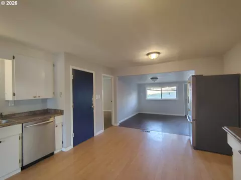 Living - 103 Bidwell St, Moro, OR 97039 photo 2 of 8