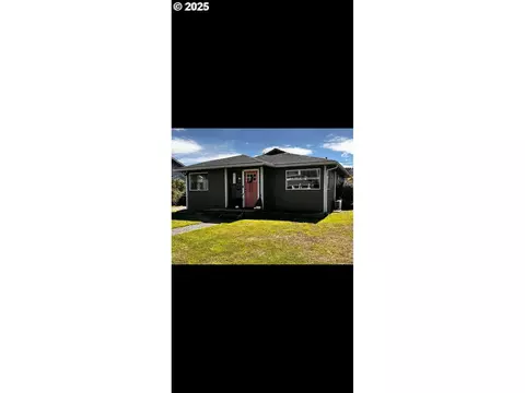 2136 Greenwood Ave, Reedsport, OR 97467