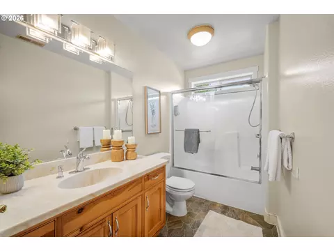 Bath - 3298 Saint Thomas St, Eugene, OR 97408 photo 9 of 10