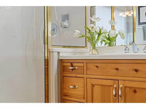 Bath - 3298 Saint Thomas St, Eugene, OR 97408 photo 3 of 10