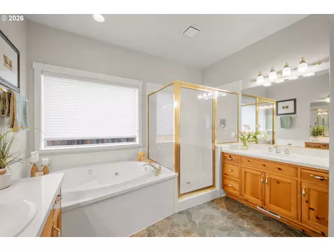 Bath - 3298 Saint Thomas St, Eugene, OR 97408 photo 4 of 10