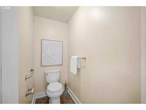Bath - 3298 Saint Thomas St, Eugene, OR 97408 photo 8 of 10