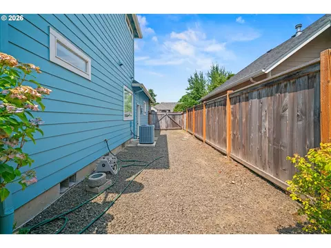 Exterior - 3298 Saint Thomas St, Eugene, OR 97408 photo 8 of 9