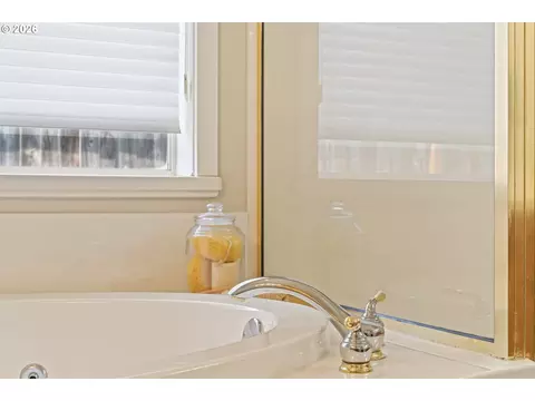 Bath - 3298 Saint Thomas St, Eugene, OR 97408 photo 2 of 10
