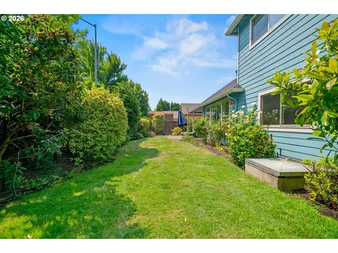 Exterior - 3298 Saint Thomas St, Eugene, OR 97408 photo 5 of 9