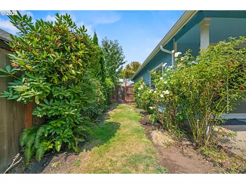 Exterior - 3298 Saint Thomas St, Eugene, OR 97408 photo 6 of 9