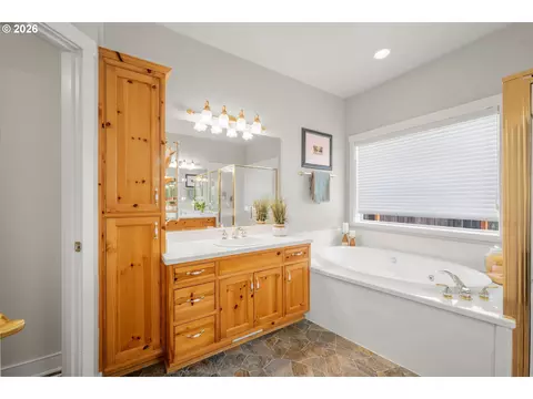 Bath - 3298 Saint Thomas St, Eugene, OR 97408 photo 1 of 10