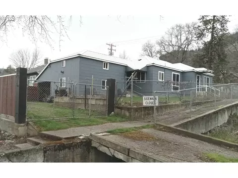 113 N Walnut St, Bingen, WA 98605