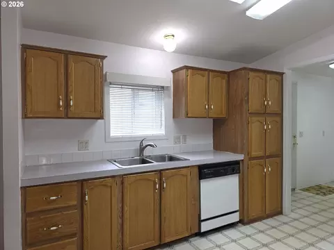 Kitchen - 1949 SE Palmquist Rd, Gresham, OR 97080 photo 4 of 8