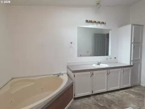 Bath - 1949 SE Palmquist Rd, Gresham, OR 97080 photo 6 of 10
