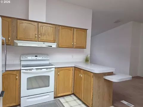 Kitchen - 1949 SE Palmquist Rd, Gresham, OR 97080 photo 5 of 8