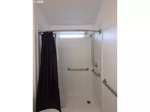 Bath - 1949 SE Palmquist Rd, Gresham, OR 97080 photo 1 of 10