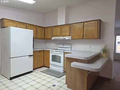 Kitchen - 1949 SE Palmquist Rd, Gresham, OR 97080 photo 3 of 8