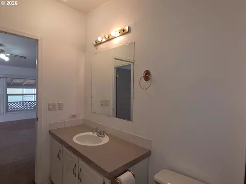 Bath - 1949 SE Palmquist Rd, Gresham, OR 97080 photo 2 of 10