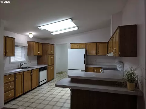 Kitchen - 1949 SE Palmquist Rd, Gresham, OR 97080 photo 2 of 8