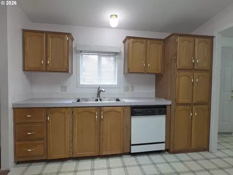 Kitchen - 1949 SE Palmquist Rd, Gresham, OR 97080 photo 7 of 8