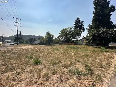 1483 Main St, Springfield, OR 97477