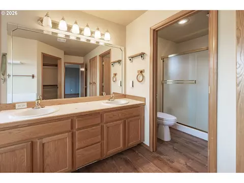 Bath - 28323 NE 48th Way, Camas, WA 98607 photo 2 of 5