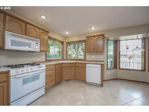 Kitchen - 28323 NE 48th Way, Camas, WA 98607 photo 4 of 5