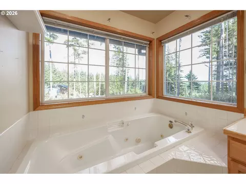 Bath - 28323 NE 48th Way, Camas, WA 98607 photo 4 of 5