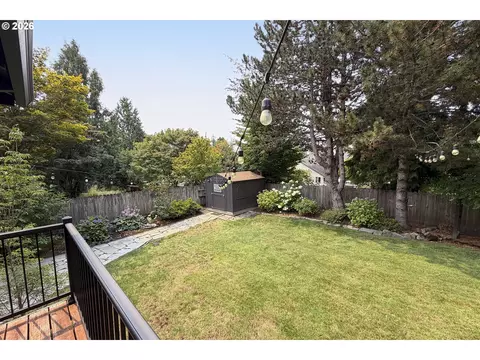 Exterior - 1067 SE Dogwood Ln, Gresham, OR 97080 photo 5 of 19