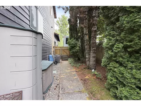 Exterior - 1067 SE Dogwood Ln, Gresham, OR 97080 photo 15 of 19