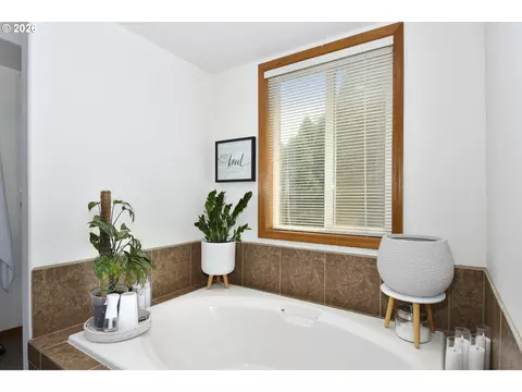 Bath - 1067 SE Dogwood Ln, Gresham, OR 97080 photo 3 of 4