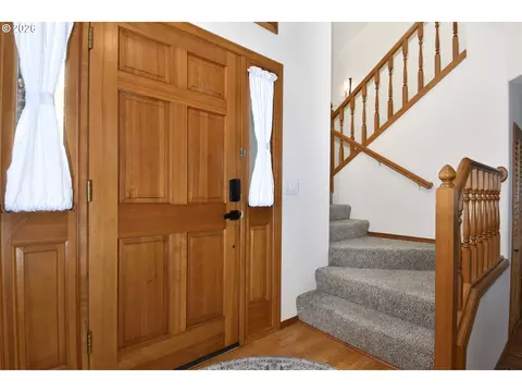 Entry Way - 1067 SE Dogwood Ln, Gresham, OR 97080 photo 2 of 3