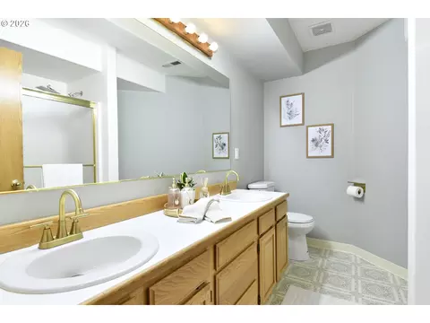 Bath - 1067 SE Dogwood Ln, Gresham, OR 97080 photo 2 of 4