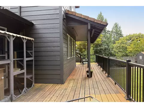 Exterior - 1067 SE Dogwood Ln, Gresham, OR 97080 photo 8 of 19