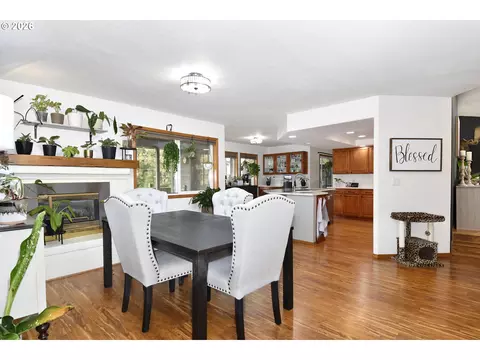 Dining - 1067 SE Dogwood Ln, Gresham, OR 97080 photo 2 of 2